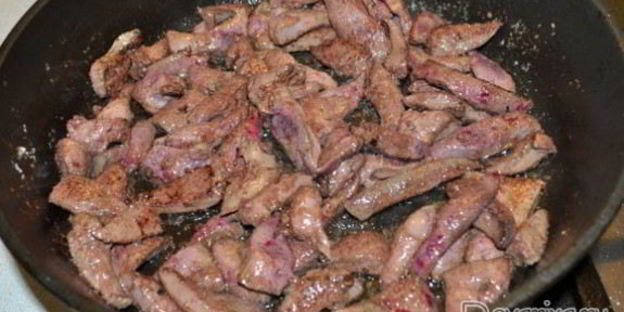 жареная печень с винным соусом