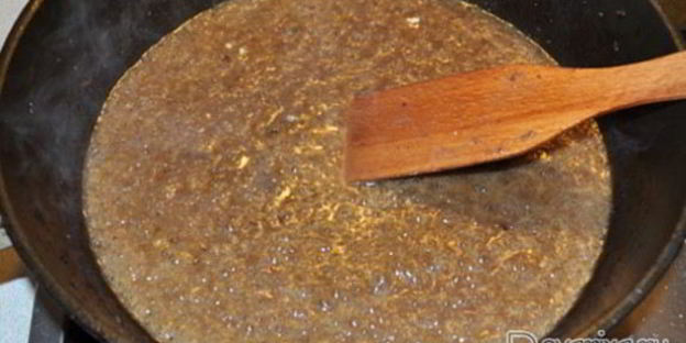 жареная печень с винным соусом