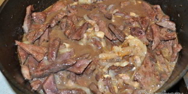 жареная печень с винным соусом