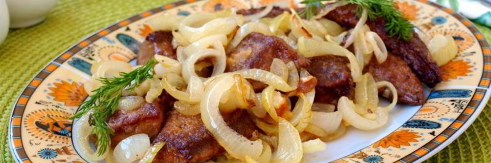 Жареная свиная печень с луком и чесноком
