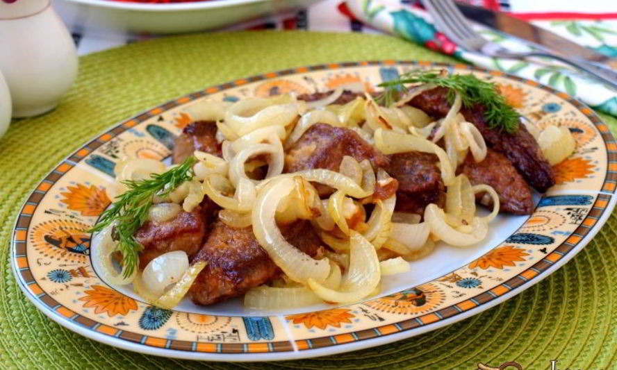 Рецепт жареной свиной печени с луком и чесноком