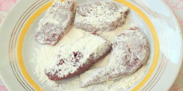 жареная свиная печень с луком и чесноком