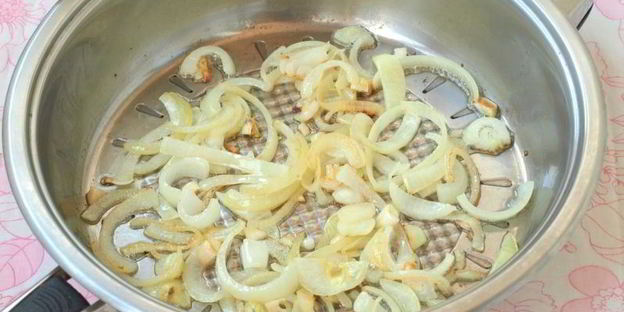 жареная свиная печень с луком и чесноком