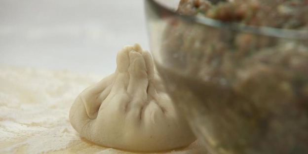 хинкали с базиликом и перцем чили