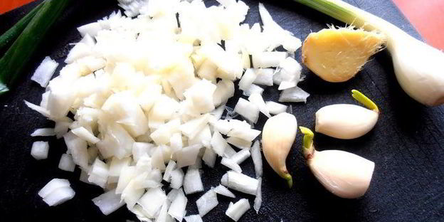 ленивые пельмени на овощной подушке