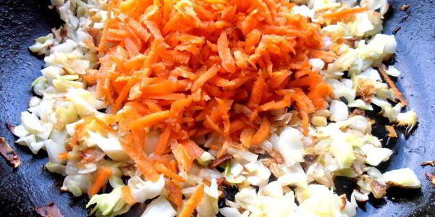 ленивые пельмени на овощной подушке