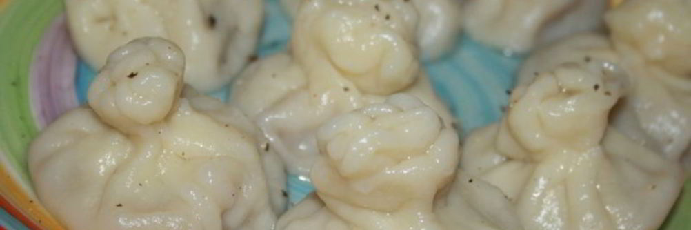 Мини-хинкали с говядиной, пекинской капустой и соевым соусом