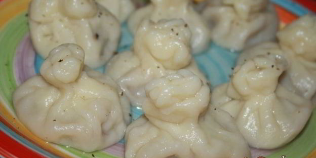 мини-хинкали с говядиной, пекинской капустой и соевым соусом