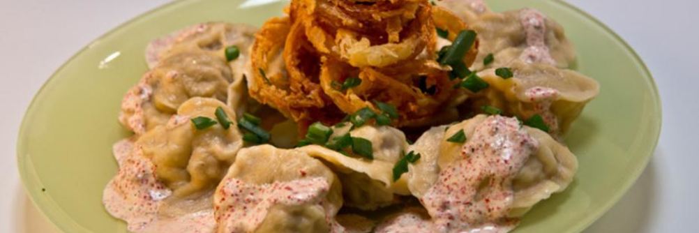 Пельмени медвежьи уши со смешанным фаршем и розовой сметаной