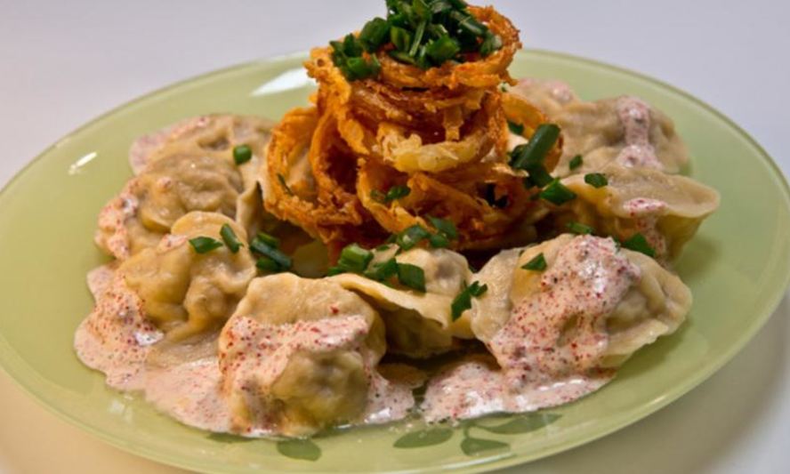 Рецепт пельменей медвежьи уши со смешанным фаршем и розовой сметаной