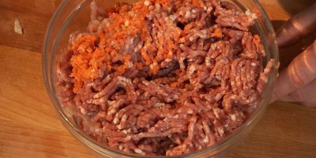 пельмени медвежьи уши со смешанным фаршем и розовой сметаной