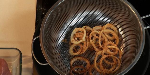 пельмени медвежьи уши со смешанным фаршем и розовой сметаной