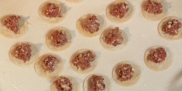 пельмени медвежьи уши со смешанным фаршем и розовой сметаной