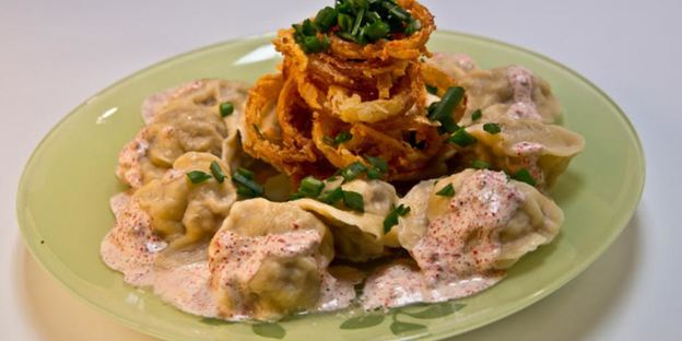 пельмени медвежьи уши со смешанным фаршем и розовой сметаной