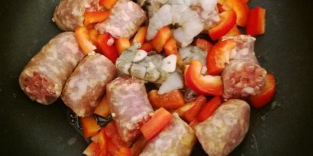 паэлья с колбасками