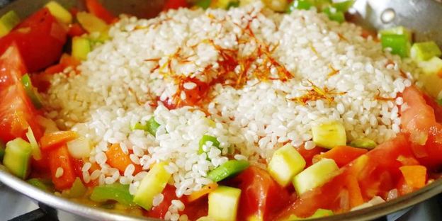 паэлья с овощами и кальмарами