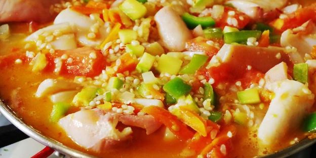 паэлья с овощами и кальмарами