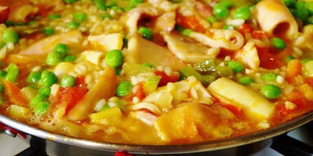 паэлья с овощами и кальмарами