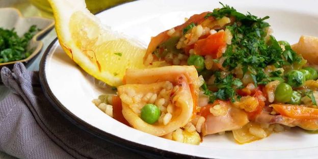 паэлья с овощами и кальмарами