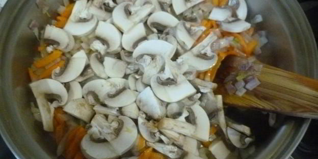 плов из бурого риса с грибами