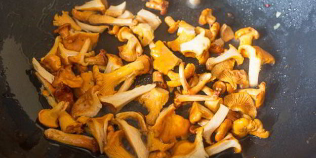 плов с курицей и лисичками