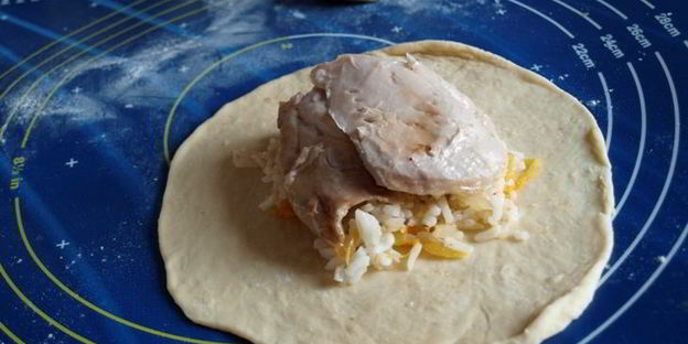 плов с курицей в булочке