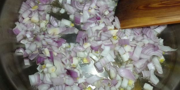 плов с мясом кролика и коричневым рисом