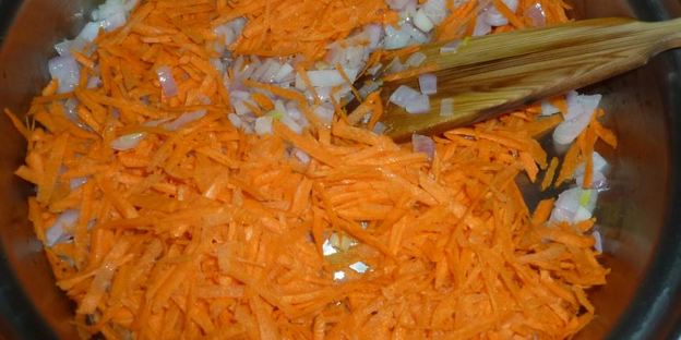 плов с мясом кролика и коричневым рисом