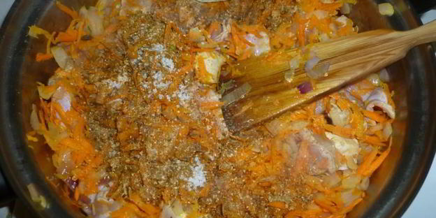 плов с мясом кролика и коричневым рисом