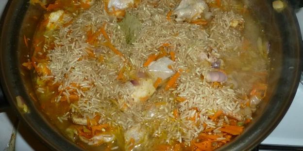 плов с мясом кролика и коричневым рисом