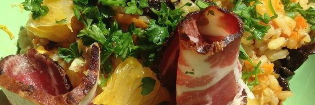 Плов с сухофруктами, апельсинами и копченой корейкой