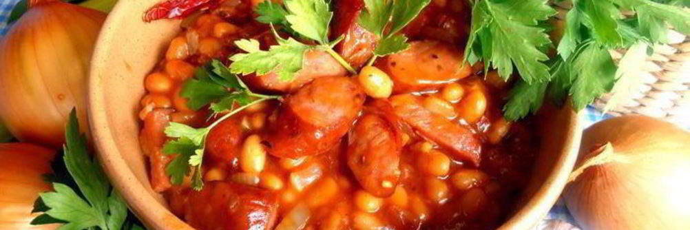 Быстрое рагу с колбасками и фасолью