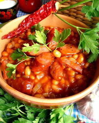 Быстрое рагу с колбасками и фасолью