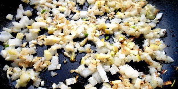 быстрое рагу с колбасками и фасолью