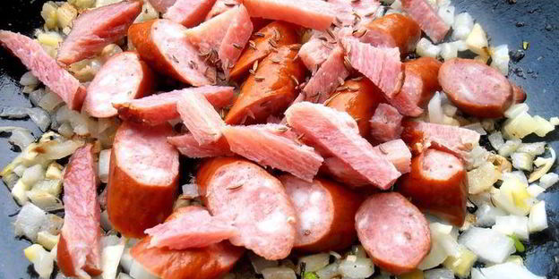 быстрое рагу с колбасками и фасолью
