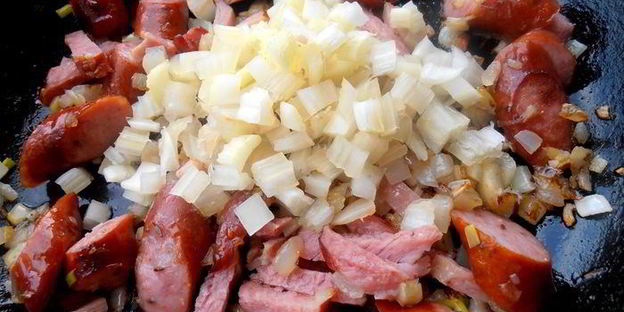 быстрое рагу с колбасками и фасолью