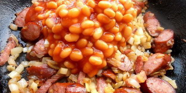 быстрое рагу с колбасками и фасолью