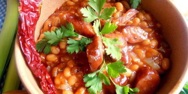 быстрое рагу с колбасками и фасолью