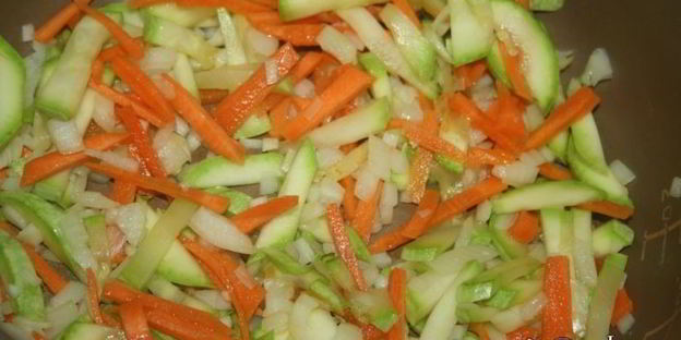 диетическое овощное рагу со спаржей и яйцами