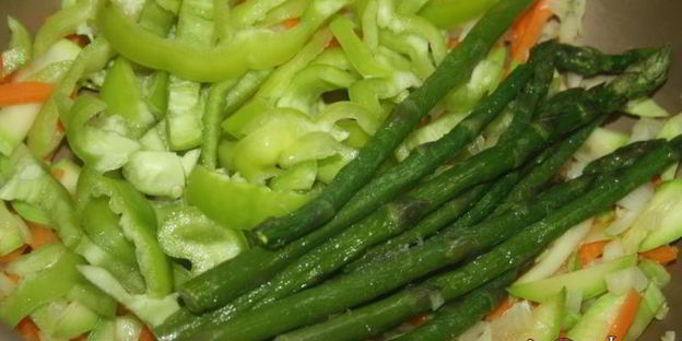 диетическое овощное рагу со спаржей и яйцами