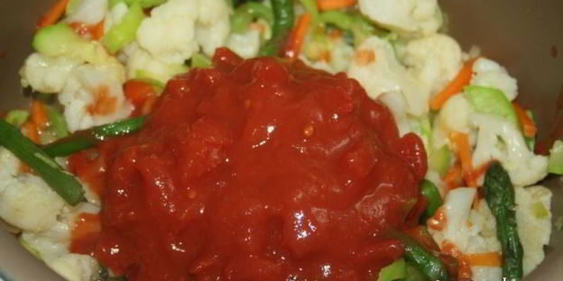 диетическое овощное рагу со спаржей и яйцами