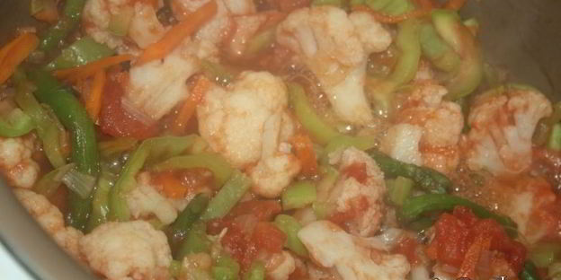 диетическое овощное рагу со спаржей и яйцами