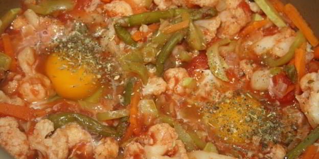 диетическое овощное рагу со спаржей и яйцами