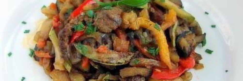 Кабачки тушеные с мясом и картошкой