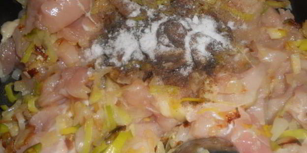 куриное рагу с помидорами и луком