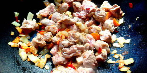 мясное рагу с молодыми овощами