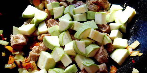 мясное рагу с молодыми овощами