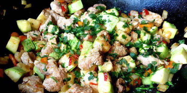 мясное рагу с молодыми овощами