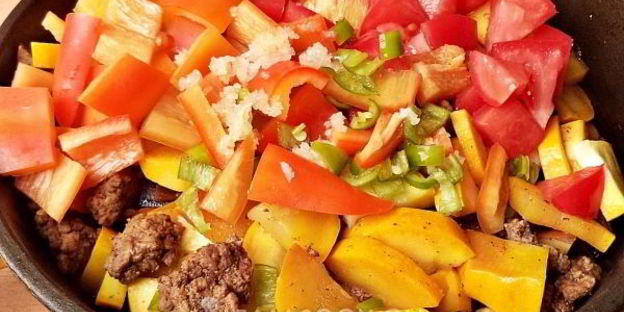 овощное рагу с фаршем и кабачками