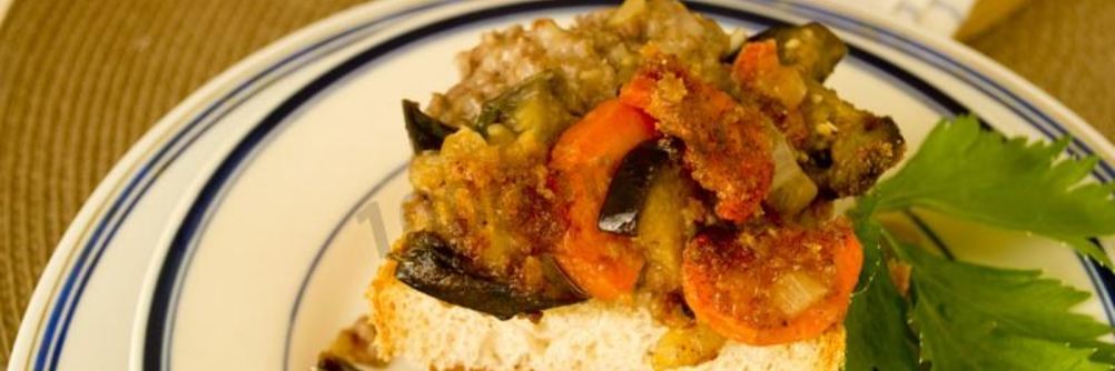 Овощное рагу с мясным фаршем и баклажанами в духовке